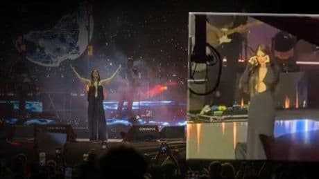 HABERLER: Şarkıcı Simge Sağın ablası Nilay Sağın'ın ölümünden sonra ilk konserinde gözyaşlarına boğuldu