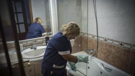 Estos son los descuentos de la Seguridad Social por tener contratada a una empleada del hogar
