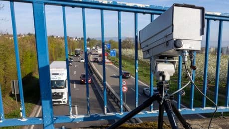 Verkehrssicherheit: Finger weg vom Smartphone – erster Handy-Blitzer Deutschlands steht