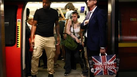 Musique et appels sur haut-parleur : le métro de Londres durcit le ton contre les passagers bruyants