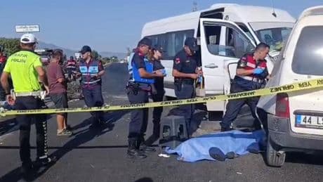 Tarım işçilerini taşıyan minibüs hafif ticari araçla çarpıştı: 1 ölü, 13 yaralı