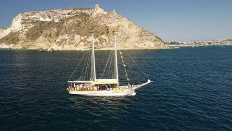 Spiagge vuote, un lido su tre è fuorilegge (anche i laghi). Mediterraneo: acque mai così calde