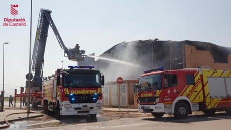 Extinguido el incendio en una conservera de un polígono en Vinaròs