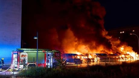 36 Firmen-Transporter abgebrannt – Staatsschutz ermittelt nach Brandanschlag