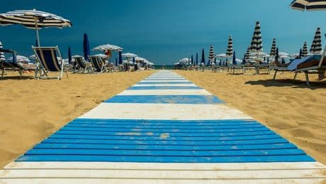 Italia ha encontrado una forma inquietante de acabar con la turistificación de sus playas: privatizarlas