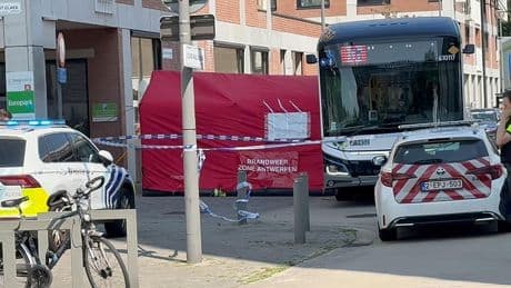Eerste beelden na dodelijke mesaanval busstation Antwerpen
