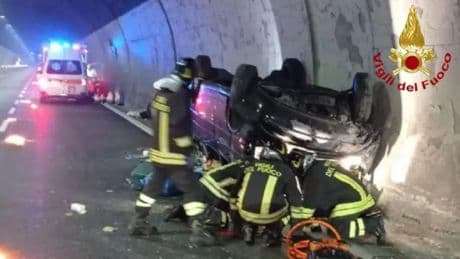 Veicolo si ribalta in galleria, estratti dal mezzo anche 5 bambini