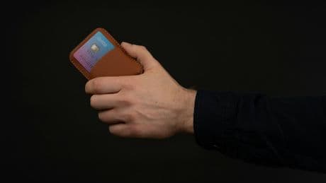 A partir de hoy, los cajeros también son cosa de Revolut. La fintech lanza su primera red física, y empieza por España