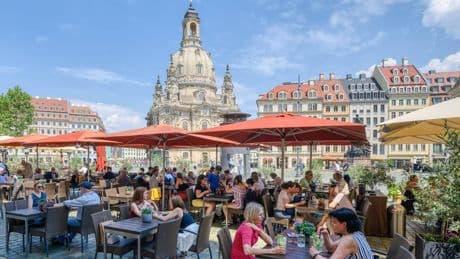 Biergarten in Dresden: Kühles Bier mit Blick auf die Elbe