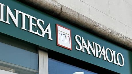 Intesa, utile oltre le stime a 2,6 miliardi. Messina: «Noi fuori dal risiko»