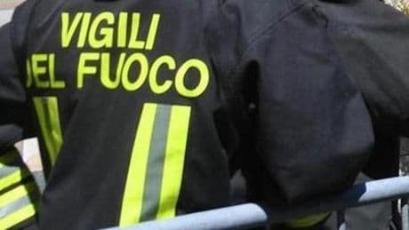 Fiamme sul terrazzo di un palazzo di via Mogadiscio, nessun ferito