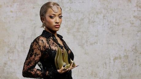 Les Flammes 2025 distinguent Shay et Tiakola, artistes de l’année