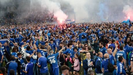 LaLiga denuncia al Oviedo por invasión de campo, bengalas y cántico ofensivo