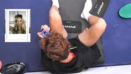 Jannik Sinner, la foto sul cellulare che scatena i curiosi: "È Laila?"