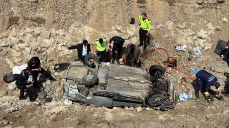 Bingöl'de dere yatağına devrilen otomobildeki 7 kişi yaralandı