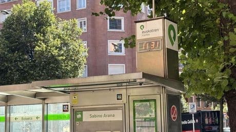 Al tranvía de Bilbao le falla la hora: cambiará los relojes de siete paradas por sus «repetitivos fallos»