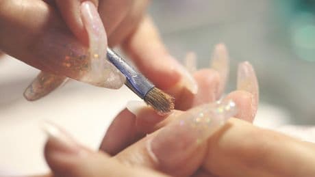 Svolta nella manicure: stop a due sostanze tossiche in gel e smalti semipermanenti dall’1 settembre