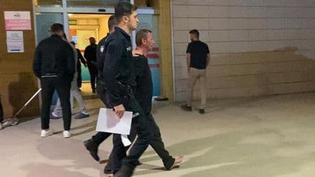 Balta ile sokaklarda dehşet saçıp polise saldırdı