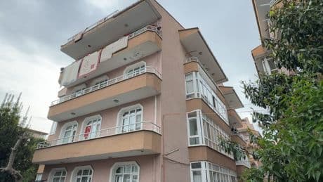 Avcılar'da riskli 4 katlı bina tahliye edilerek mühürlendi
