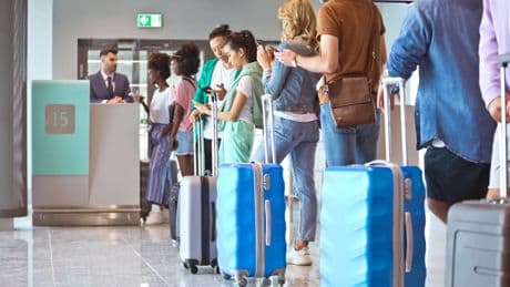 Cinco reglas para ser un buen pasajero de avión: "No te pongas en fila en la puerta de embarque"