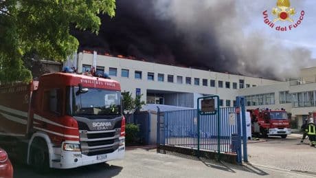 Un incendio obliga a desalojar una universidad por humo y gases tóxicos