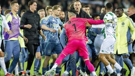 Etienne Vaessen krijgt schikkingsvoorstel van vier duels na slaan van Ajax-assistent