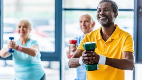 Activité physique: des conseils pour continuer le sport quand on avance en âge