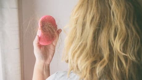 ¿A qué edad deja de crecer el cabello en la mujer?