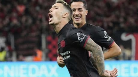 Dos golazos de falta de Grimaldo revitalizan al Leverkusen en el debut de Hjulmand y Lucas Vázquez