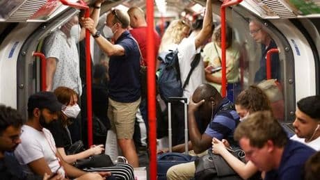 Londra'da elektrik kesintisi: Yolcular metrosda mahsur kaldı