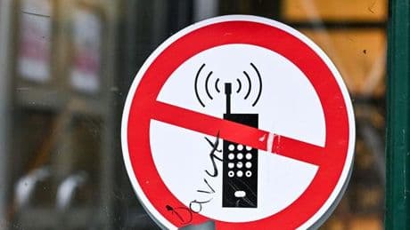 Mobile Endgeräte: Elternrat zu Handyverbot: Schulen sollten selbst entscheiden