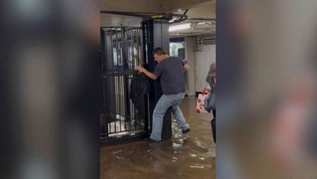New York City: Überschwemmungen in Teilen der Stadt - Regen bis tief unter die Erde