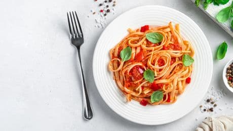 Sin salsa y a base de tomate crudo: así es la pasta más refrescante que puedes preparar en verano
