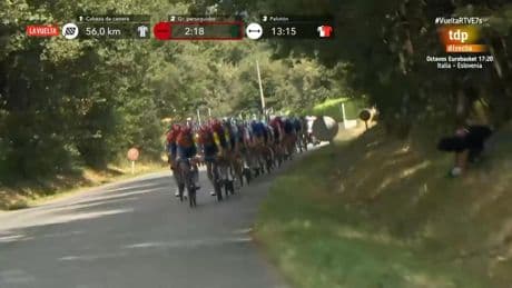 Un manifestante propalestino tira al ciclista español Javi Romo, del Movistar, en plena etapa de la Vuelta a España