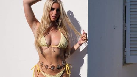 Lesley uit Ex On The Beach: ’Mannen bieden mij 2000 euro om mijn top uit te doen’