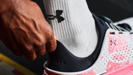 La marca de ropa deportiva Under Armour se hunde un 23% en Bolsa tras presentar pérdidas y cuantificar el impacto de los aranceles