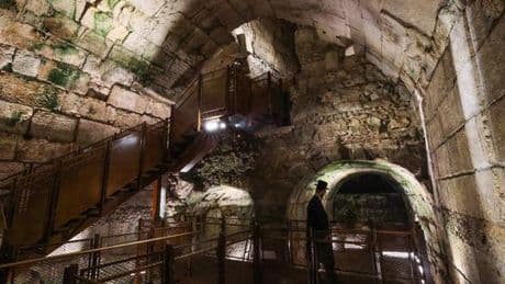 « Sous tes pierres, Jérusalem », de Marius Schattner et Frédérique Schillo : heurts en sous-sol dans la Ville sainte
