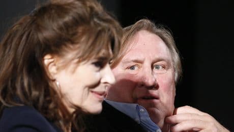 Es gibt eine, die zu ihm hält: Fanny Ardant stützt Depardieu
