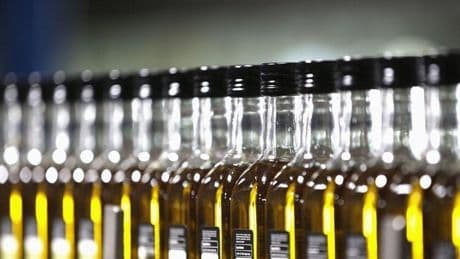 El precio del aceite de oliva virgen extra sigue su descenso: las tiendas tienen ofertas a 4,5 euros por litro
