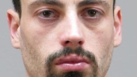Polizei sucht diesen Mann - Verbrecher (29) haut nach Haftvorführung ab