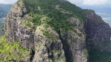 Mauritius: Deutscher Tourist stürzt auf Mauritius in den Tod