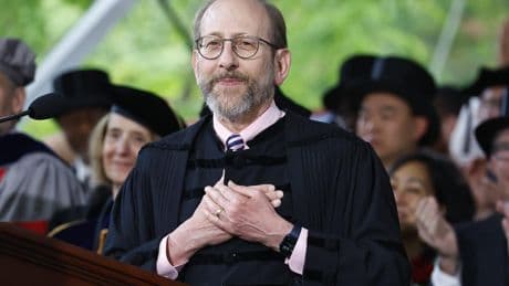 El discurso del presidente de Harvard con recado a Trump: "Bienvenidos los estudiantes de todo el mundo, como debe ser"