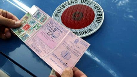 Patente anziani, per il rinnovo regole più severe. L'ipotesi: «Dopo gli 80 anni nuovo esame di teoria e pratica»