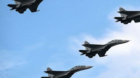 Juegos de guerra en el Caribe: Maduro y Trump miden con cazas su fuerza militar