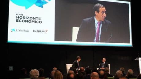 El CEO de Caixabank mantendrá la sede en Valencia y critica el impuesto a la banca