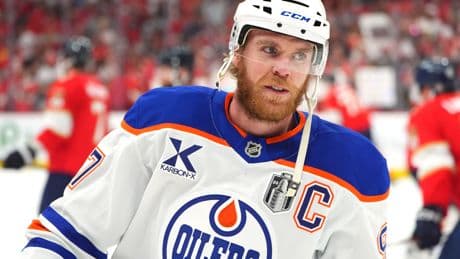 Oilers superstars Connor McDavid, Leon Draisaitl join beer league game in viral moment