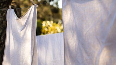 Stumpfe statt strahlende Wäsche: Dieser Löffel-Trick aus dem Haushalt hilft sofort