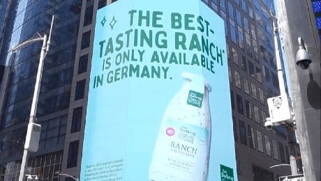 "Zum Dorfkrug": Deutsche Salatsoßen-Firma wirbt am Times Square in New York