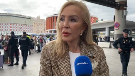Carmen Lomana, entre los miles de afectados por los retrasos del AVE tras el robo de cobre: &quot;Estamos peor que en Venezuela&quot;