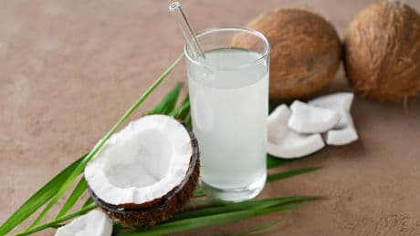 Kokoswasser täglich trinken: Abnehm-Booster oder teurer Irrglaube?